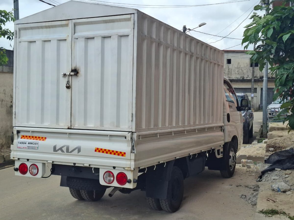 Camion KIA 3 tonnes de KGN Services, vue arrière avec caisson fermé