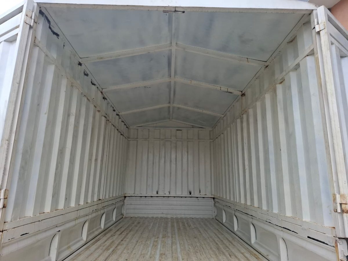 Intérieur du caisson fermé du camion KIA